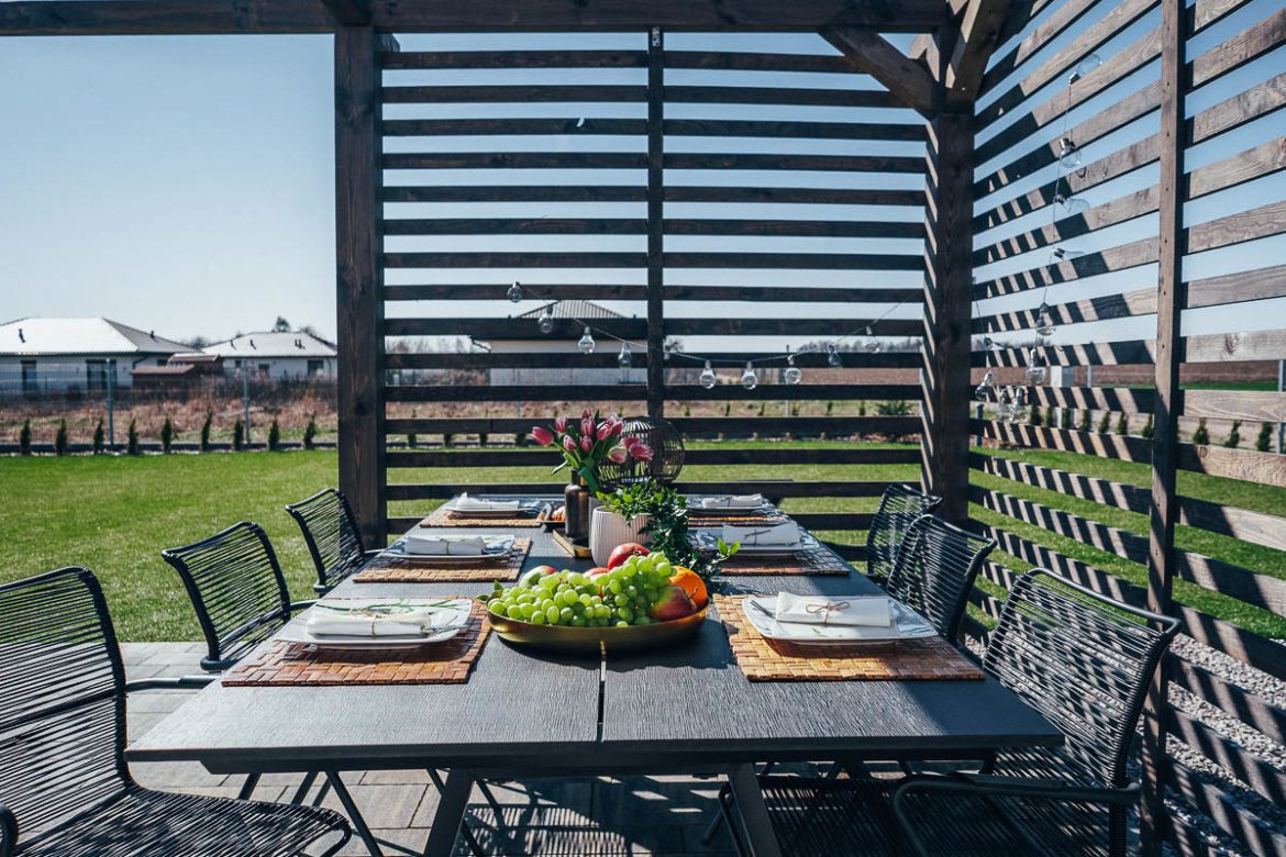 JADALNIA W OGRODZIE. STÓŁ I KRZESŁA OGRODOWE